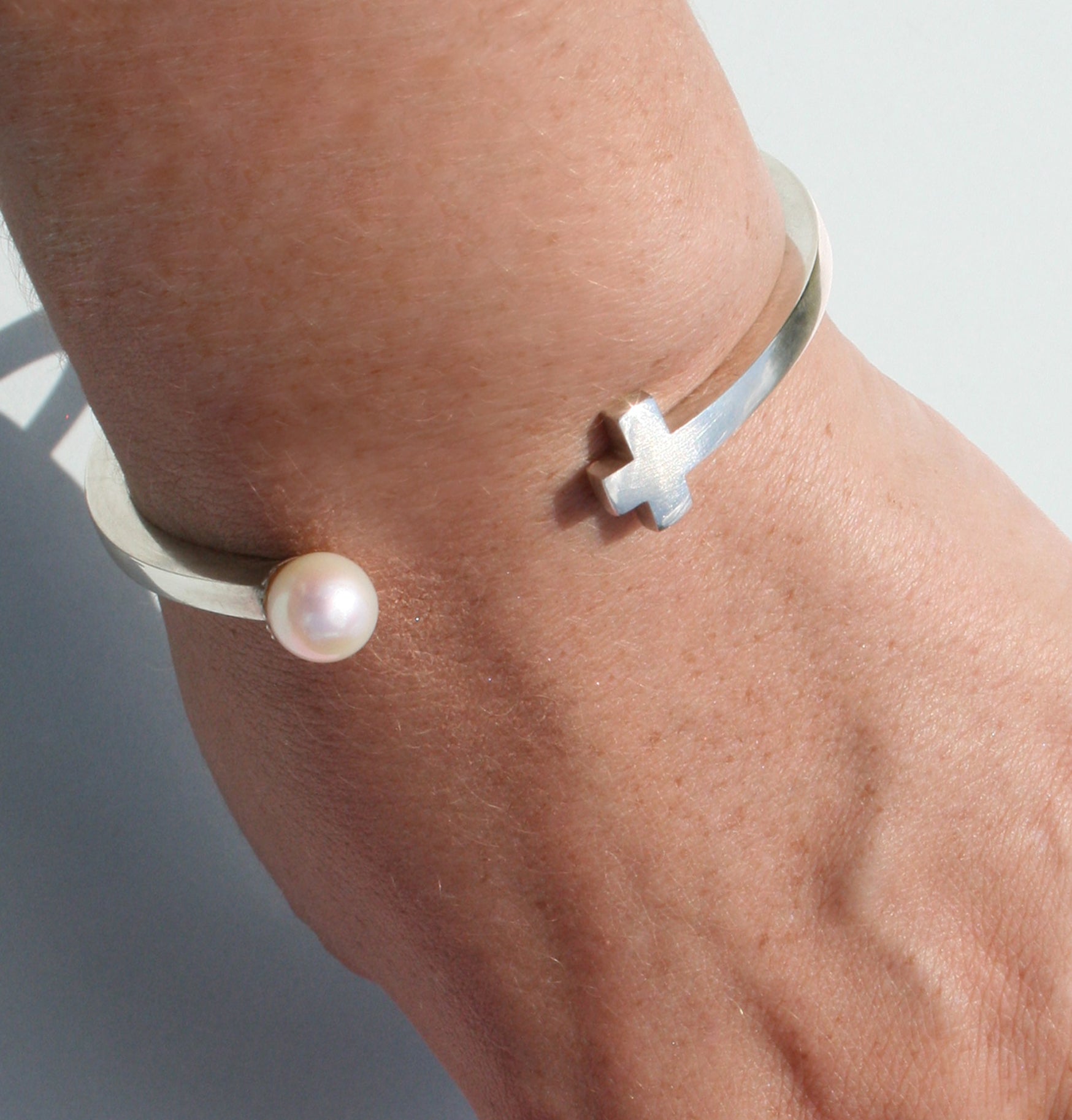 Cross and pearl bangle - Filia Rex