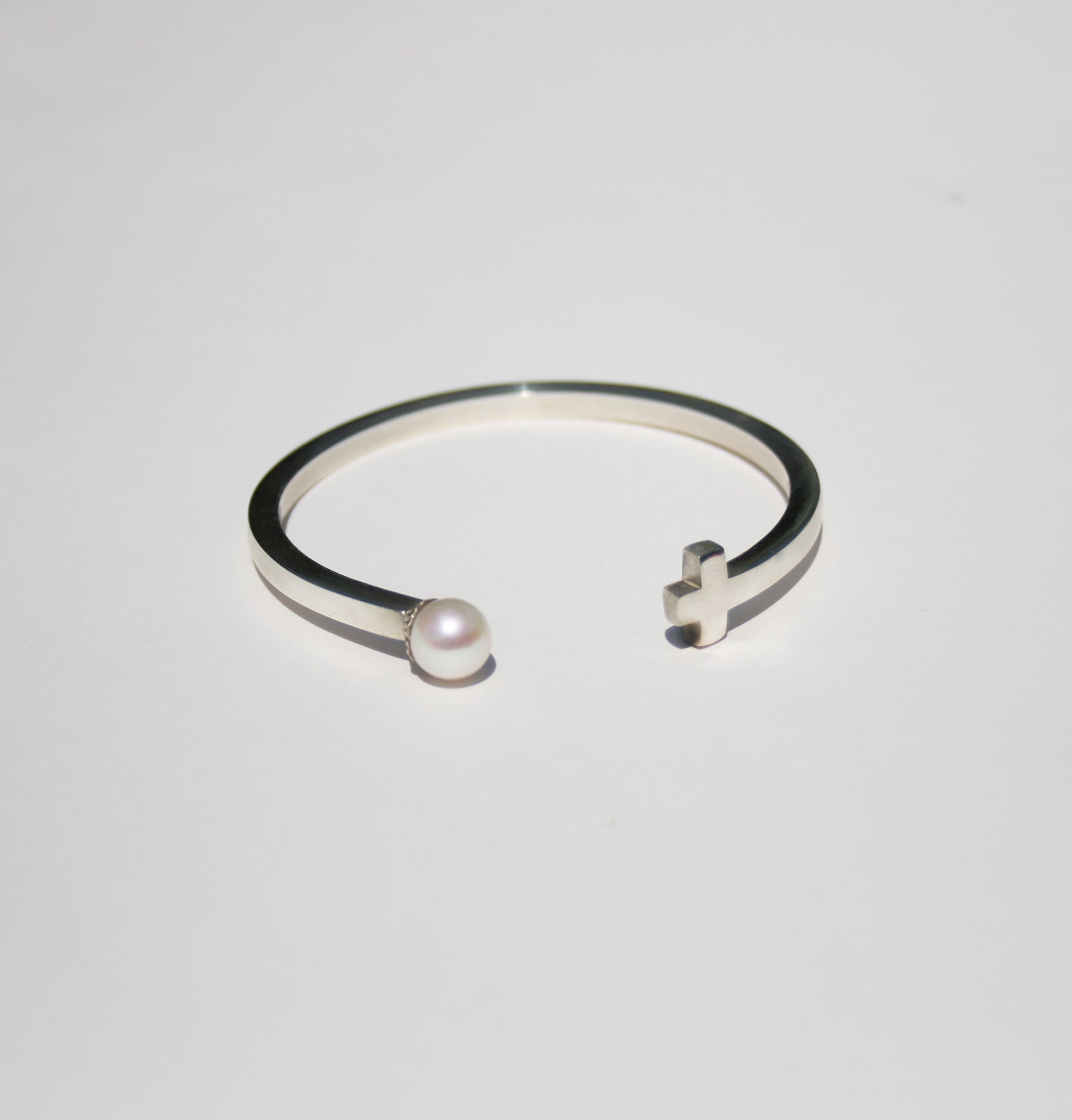 Cross and pearl bangle - Filia Rex