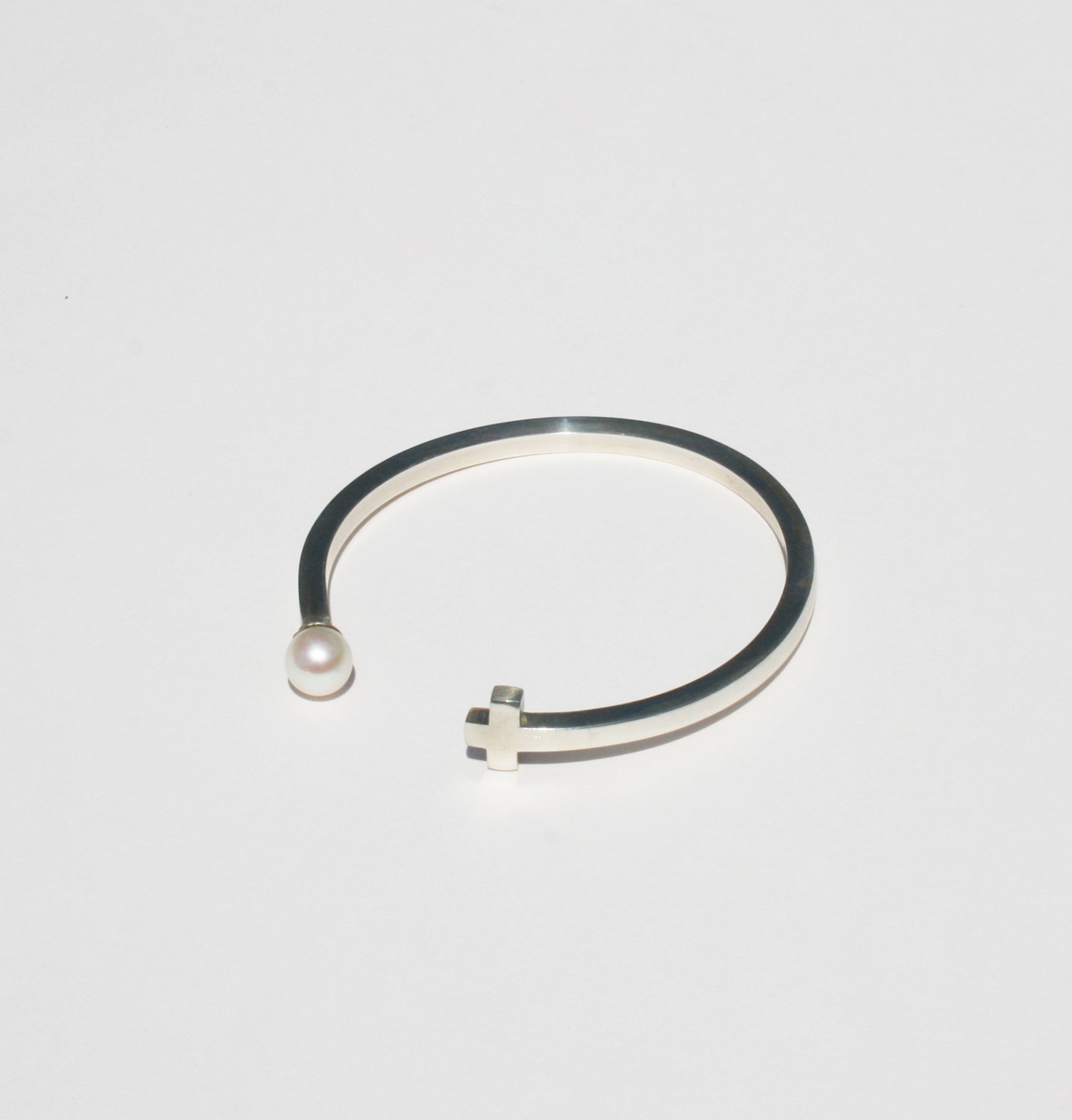 Cross and pearl bangle - Filia Rex