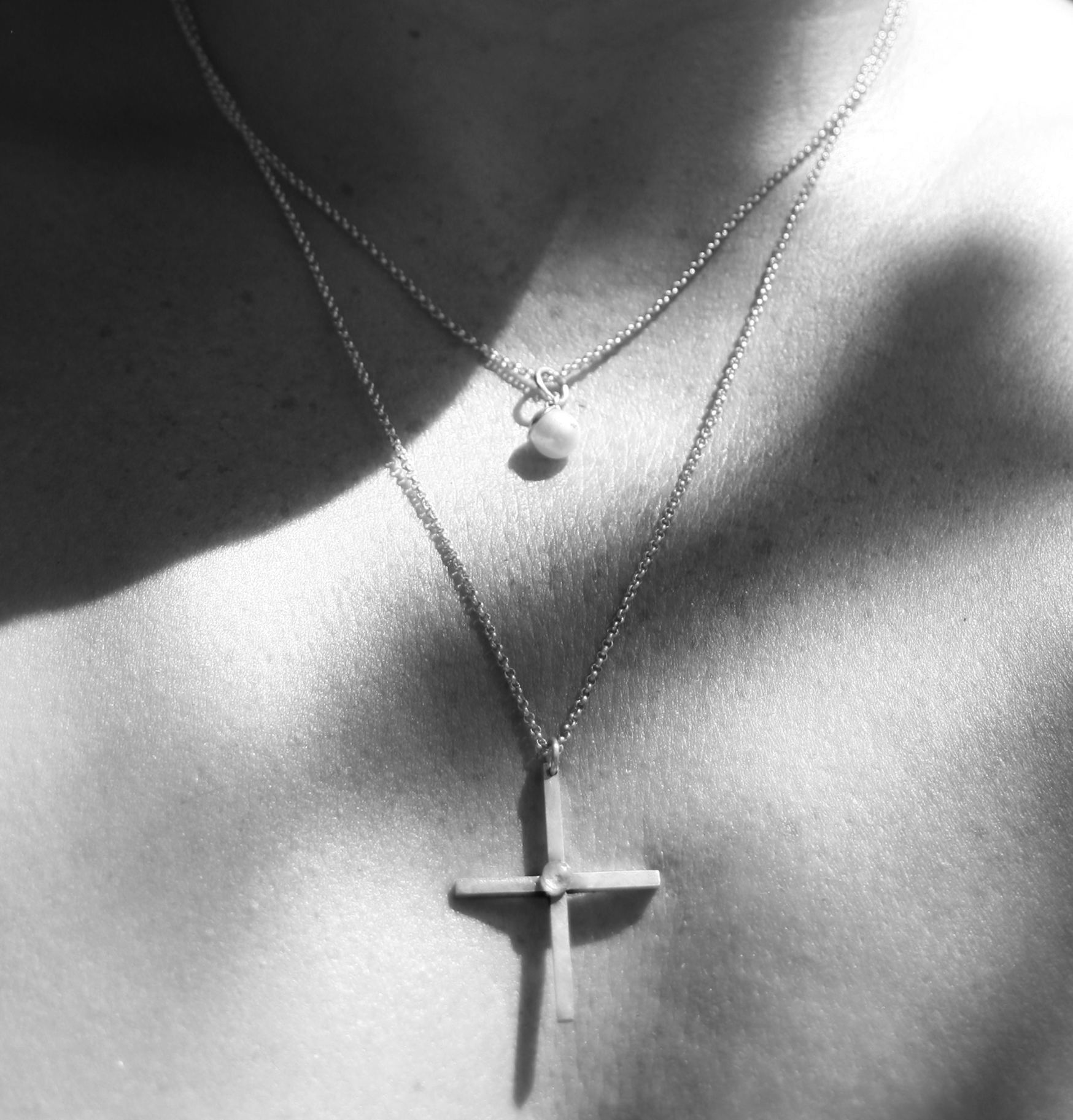 Cross and pearl double necklace - Filia Rex