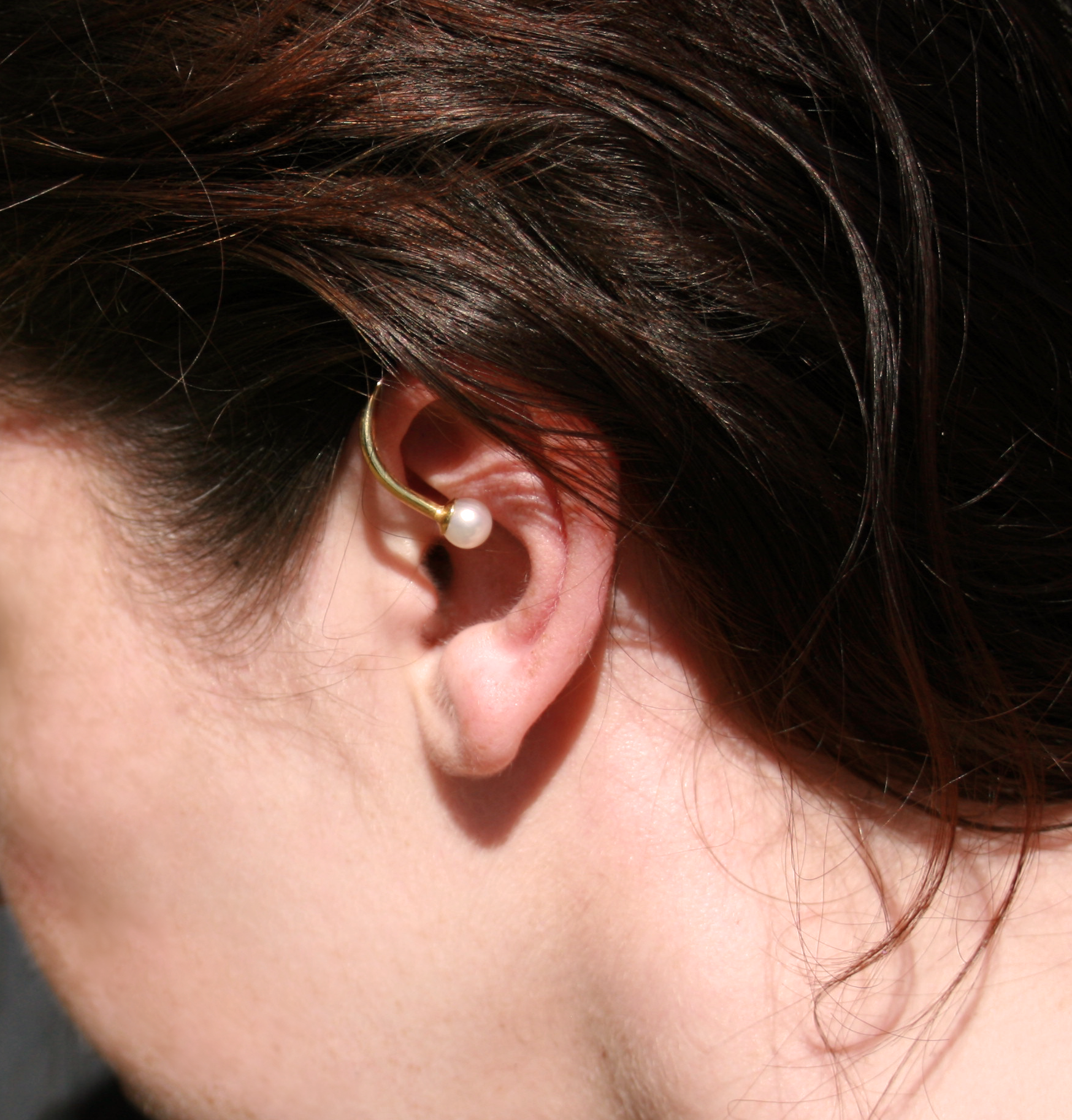 Gold pearl ear cuff - Filia Rex