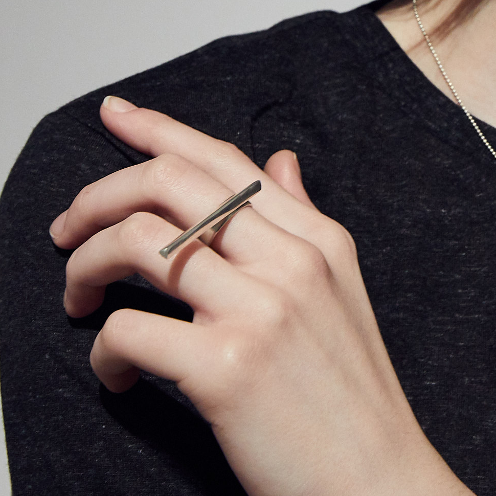 Triangle bar ring